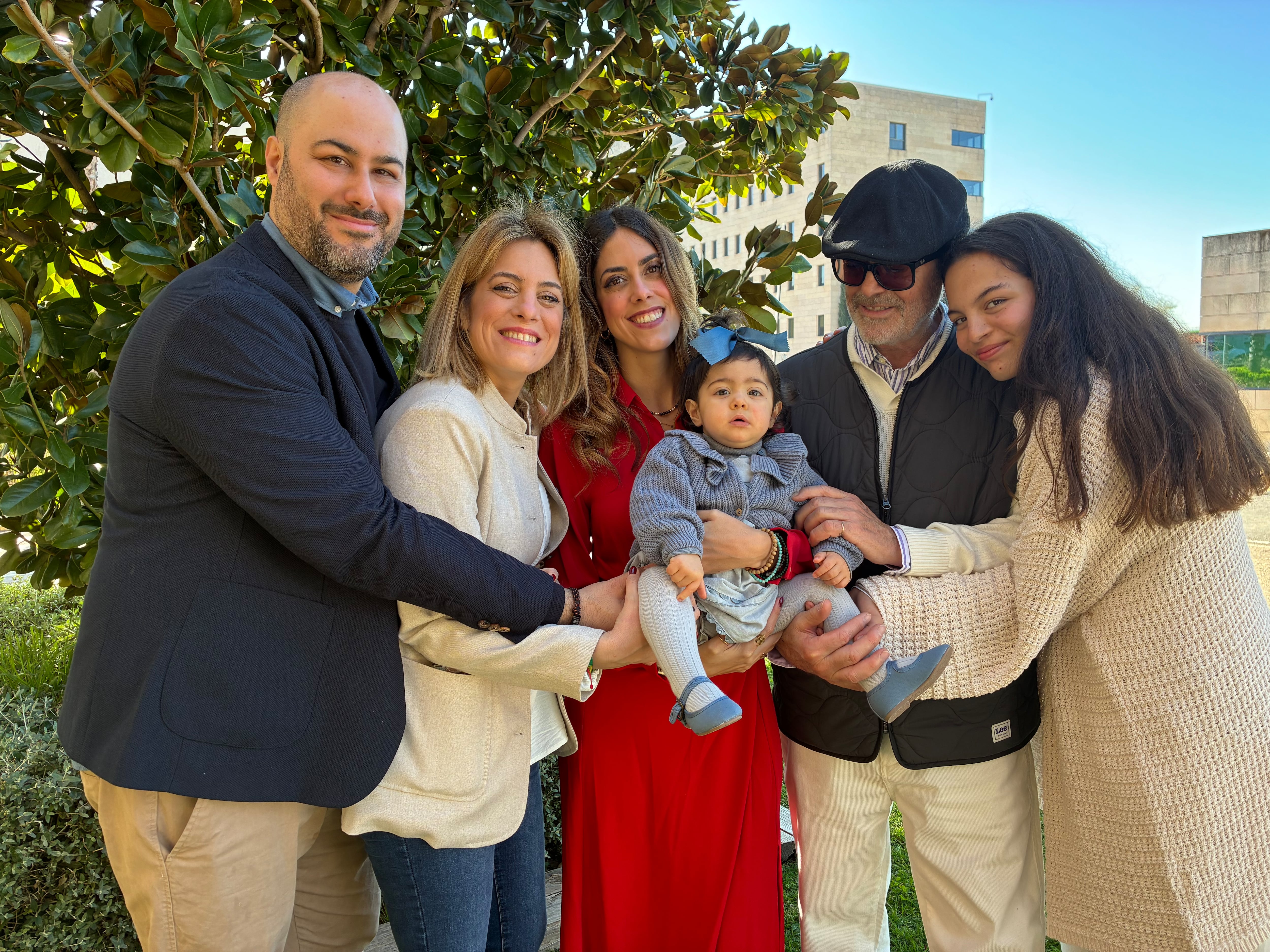 La familia de la pequeña Laura, que recibió la donación de parte del hígado de su tía gracias a una donación en vivo mediante cirugía robótica.