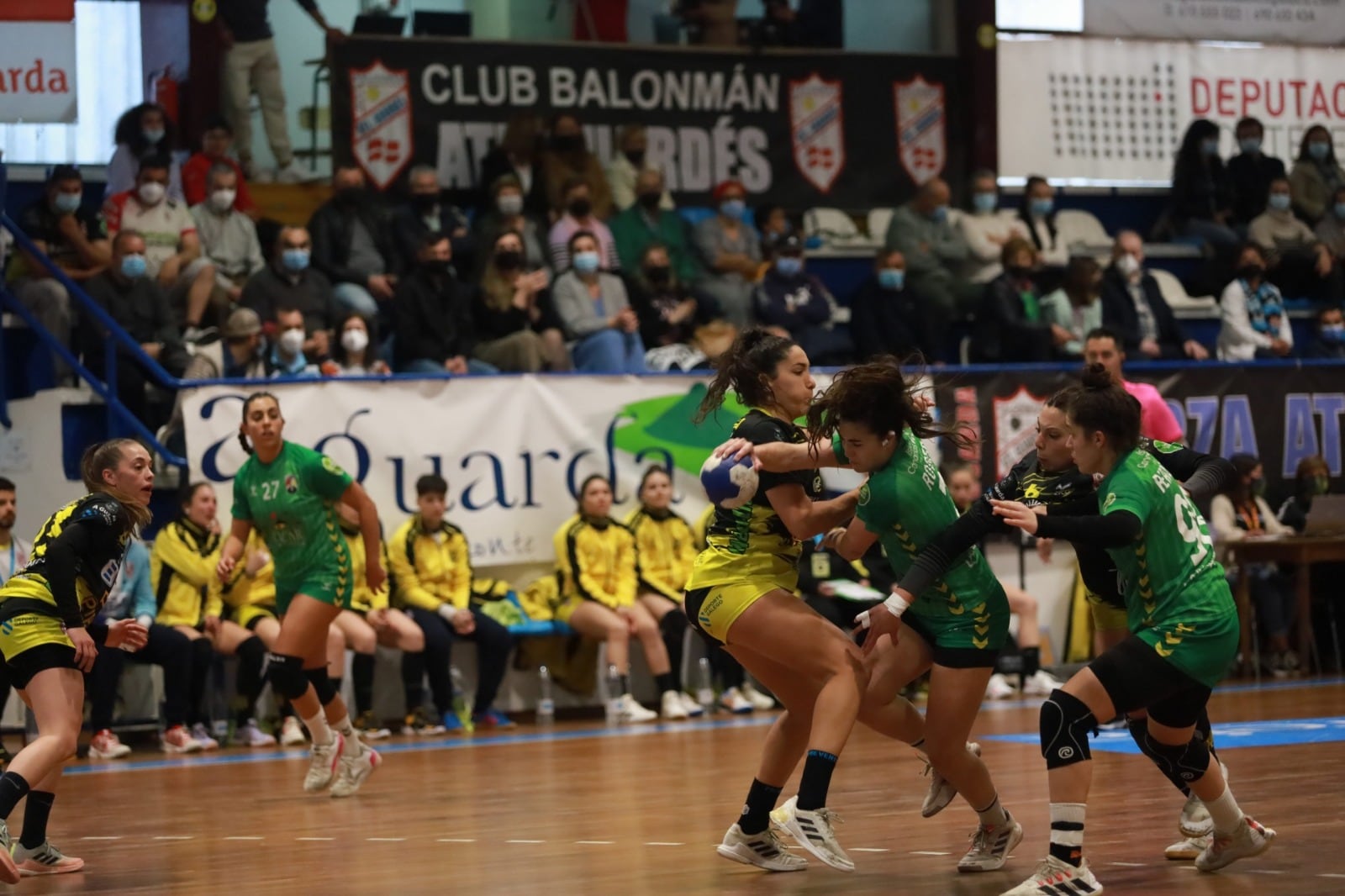 Jugadoras del Zonzamas intentando parar uno de los ataques del Atlético Guardés.