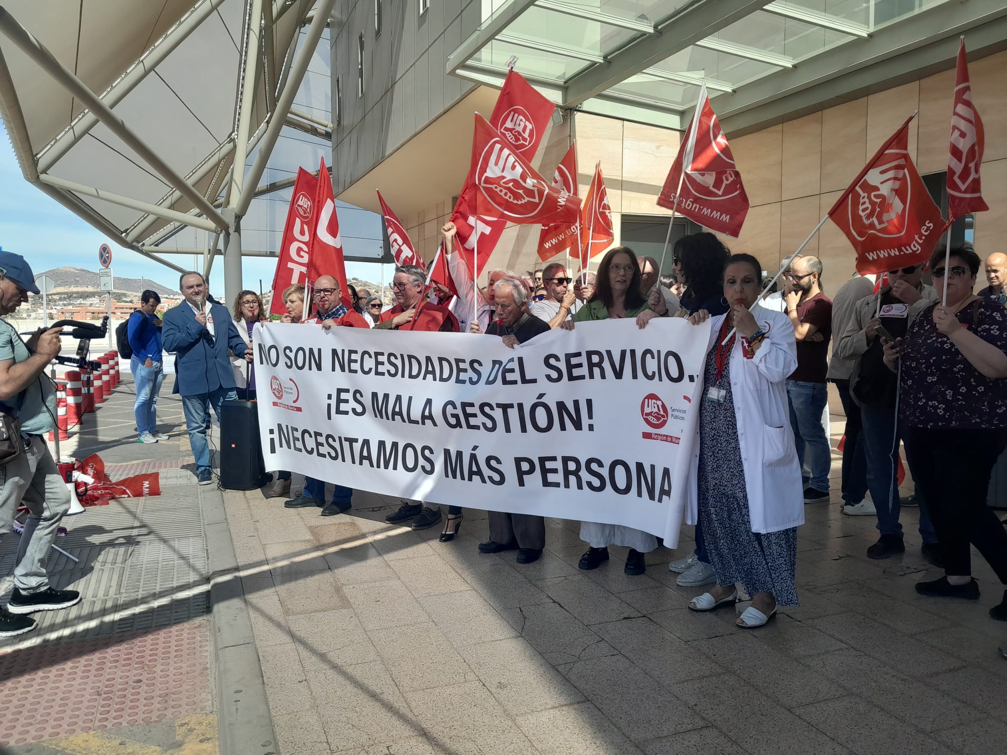 Sanitarios de Urgencias protestan ante las puertas del Hospital Santa Lucía de Cartagena.