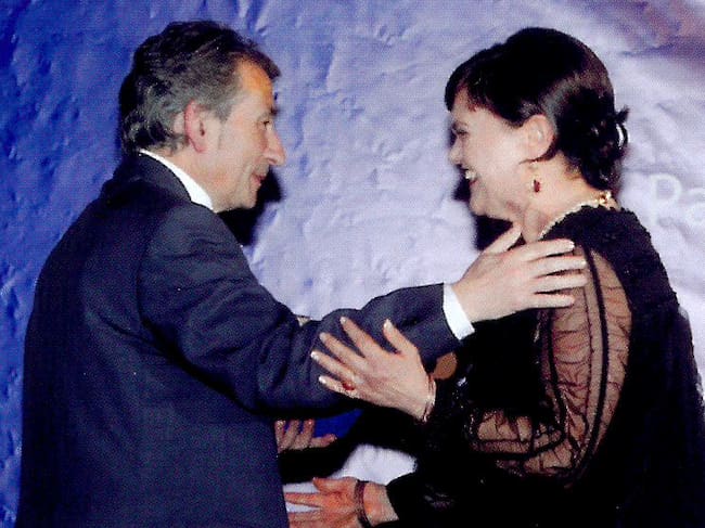 Arcadio Silvosa entrega un galardón a la periodista y escritora Margarita Ledo Andión