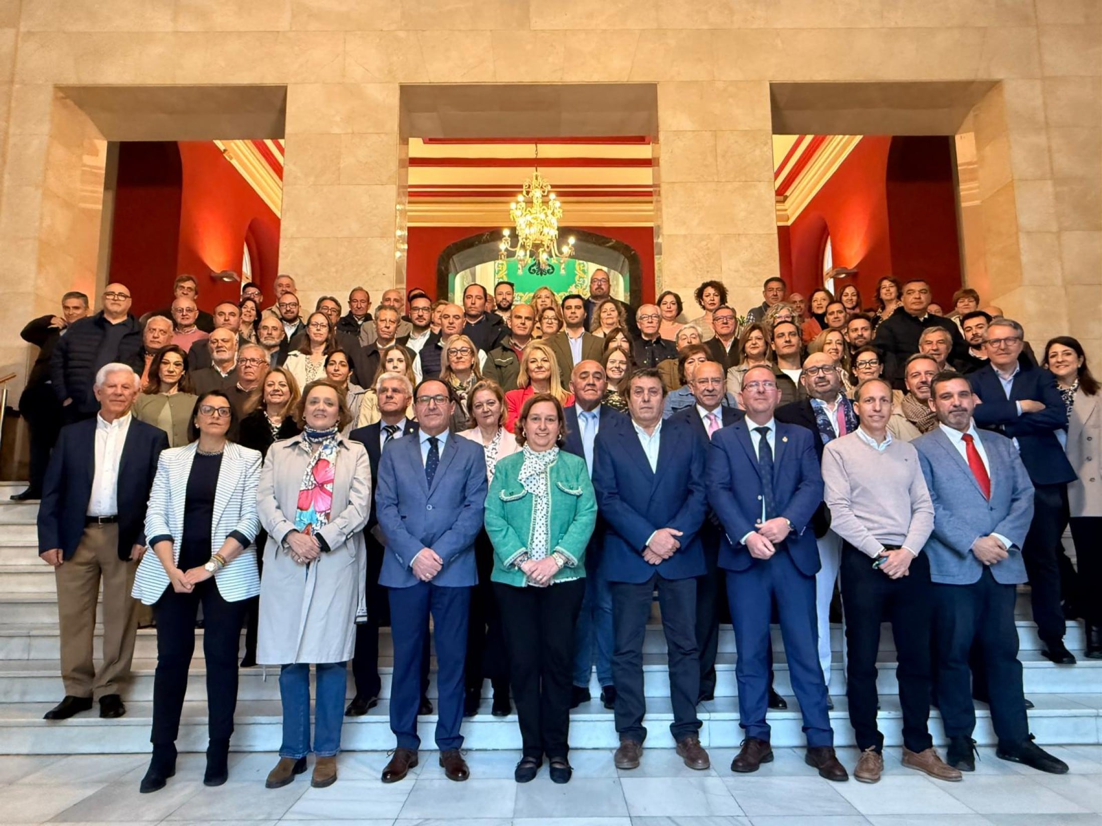 Foto de familia tras la presentación del plan de empleo propio de la institución provincial