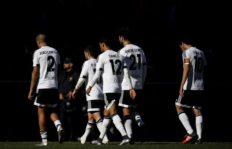 GRA060. VALENCIA, Los jugadores del Valencia al término del partido de la vigésima jornada de Liga de Primera División disputado ante el Rayo Vallecano esta mañana en el estadio de Mestalla que ha finalizado con empate a dos goles. EFE, Kai Försterling