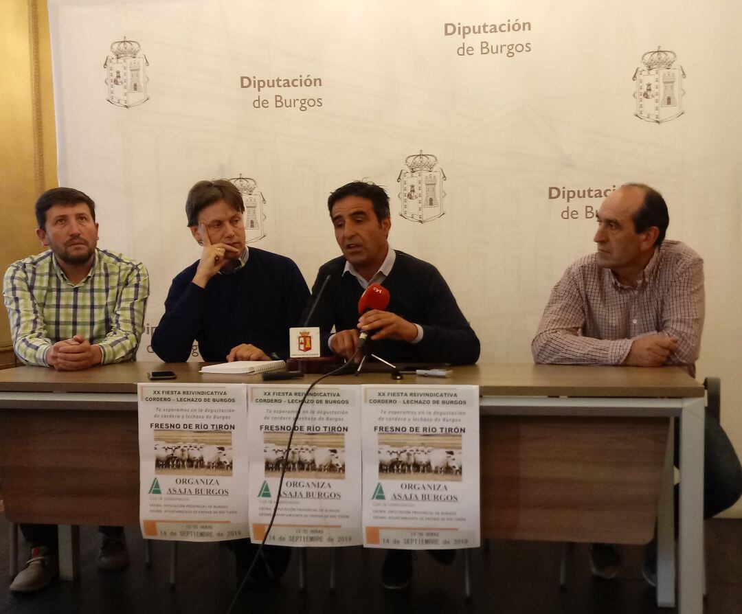 El presidente de Asaja Burgos, Esteban Martínez (3ºizda) presenta la XX Fiesta del Cordero