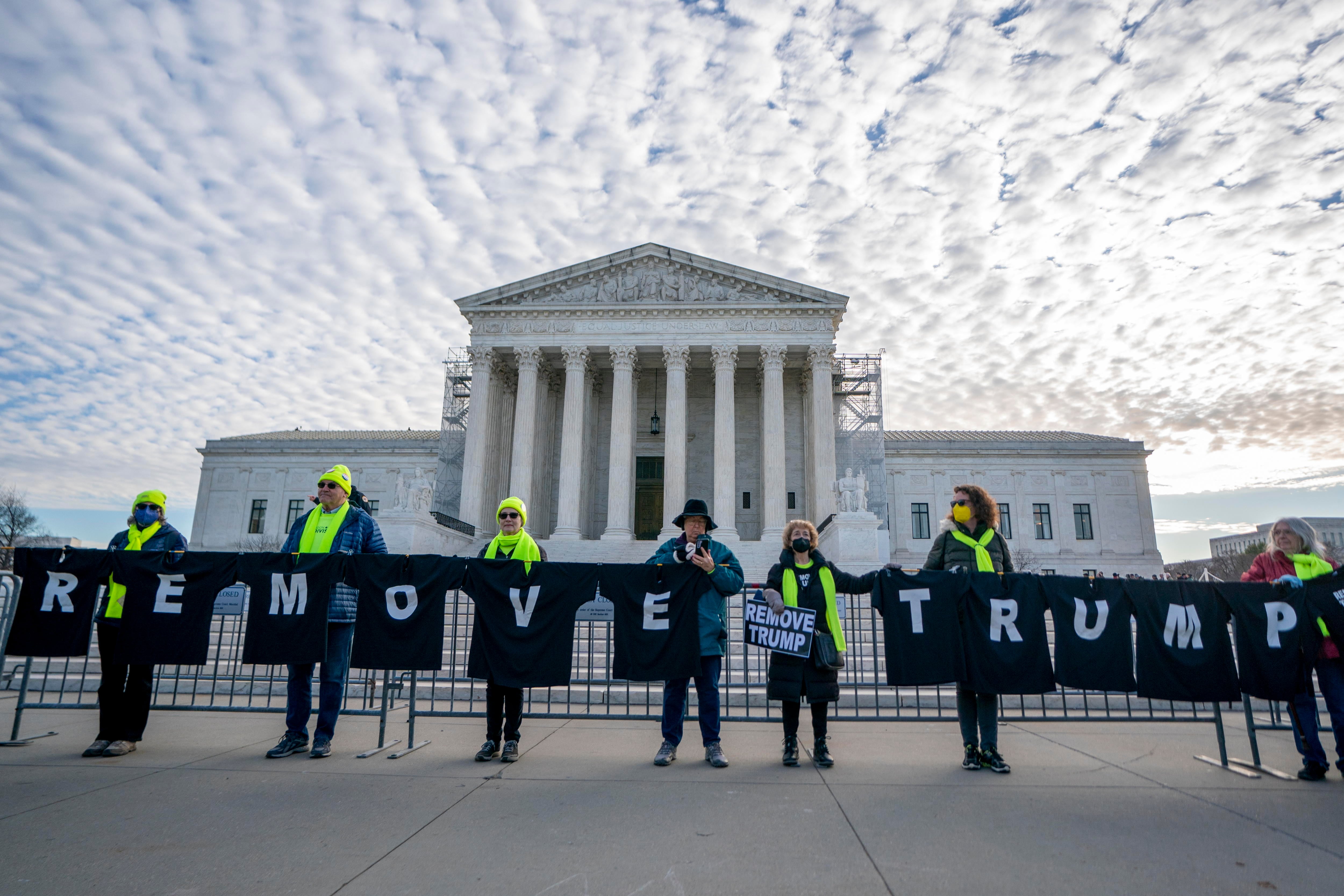 Manifestantes antiTrump ante el Tribunal Supremo de EEUU en Washington.