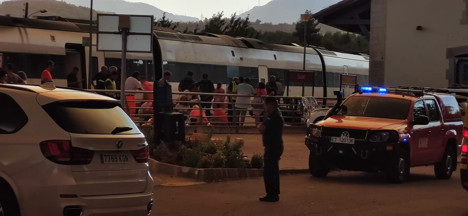 El tren afectado por el incendio, en la estación de Caudiel.