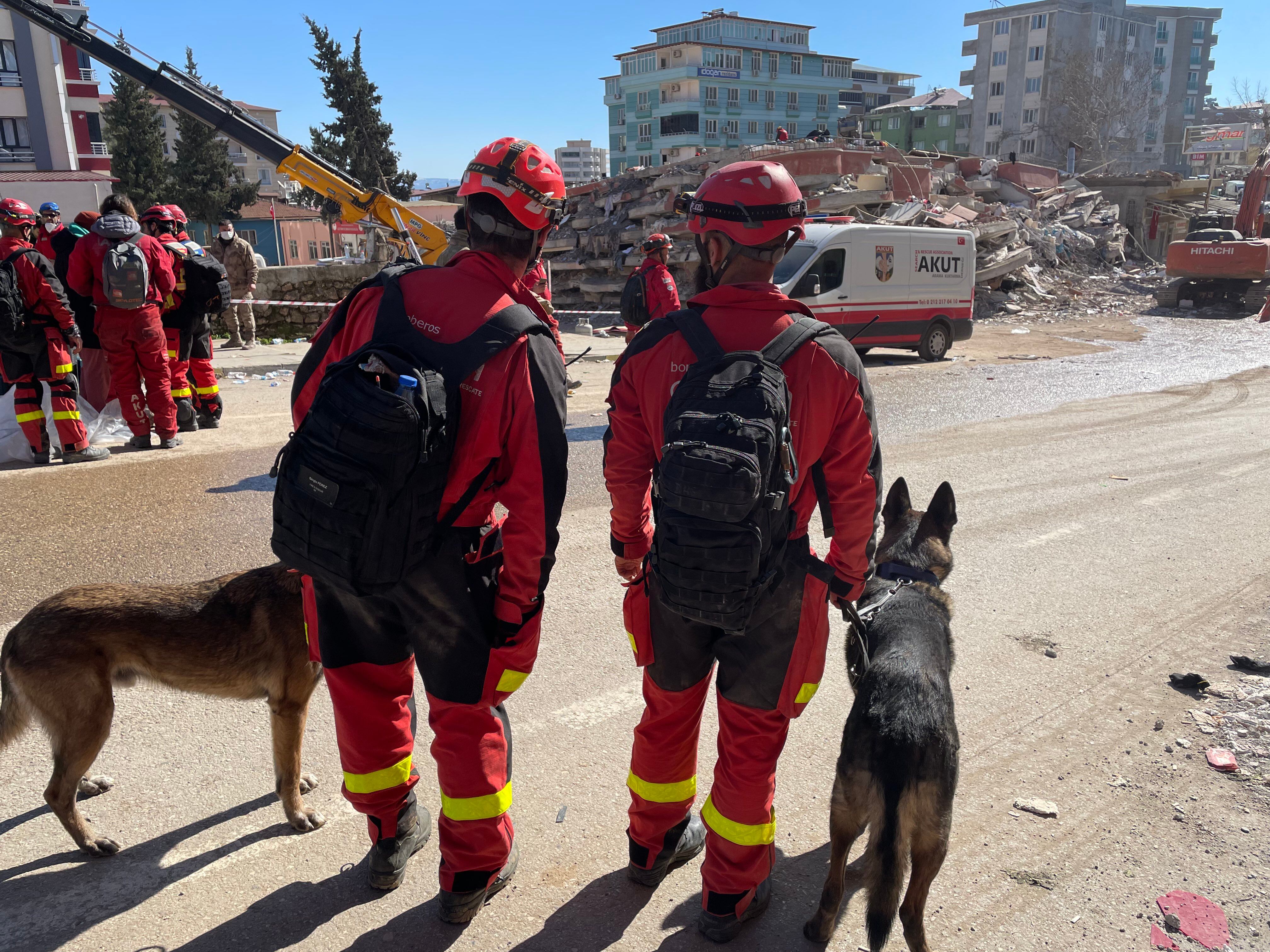 A la derecha el bombero de Guadalajara David Hernández y el perro Vito en Turquía