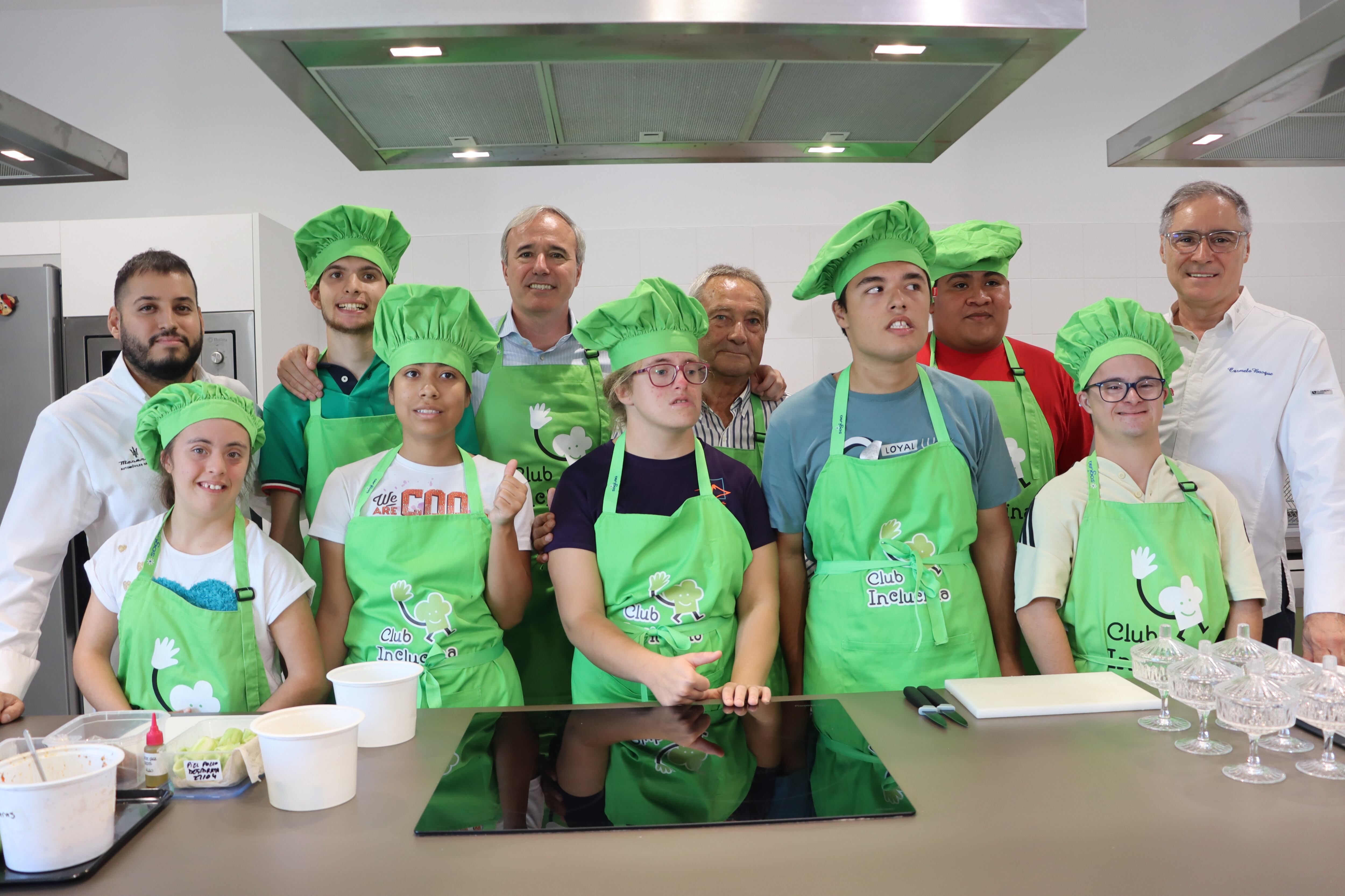 Foto de familia en la inauguración de los talleres de Club Inclucina, en la que han participado Jorge Azcón, Carmelo Bosque, Ramses González y el presidente de Atades, Antonio Rodríguez Cosme