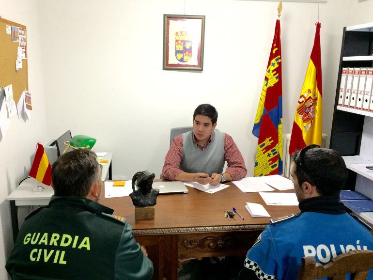 André Escobedo, Teniente de Alcalde del Ayuntamiento de Carrión de los Condes reunido con representantes de las fuerzas de seguridad.