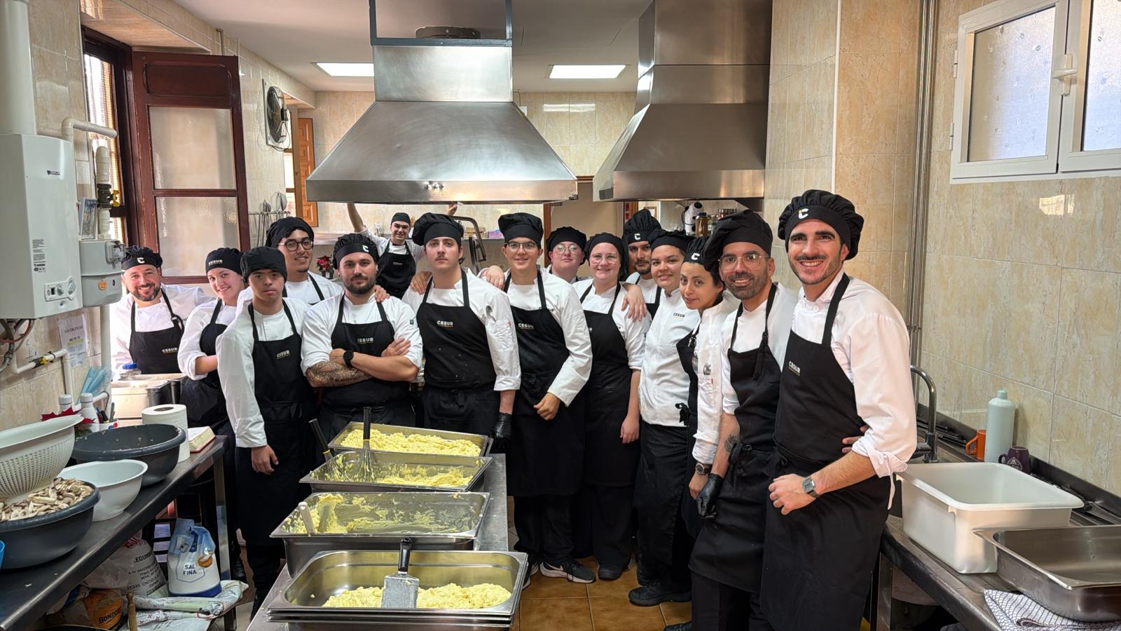 Estudiantes de Hostelería de CESUR Málaga cocinan un menú solidario navideño para apoyar al Comedor Santo Domingo