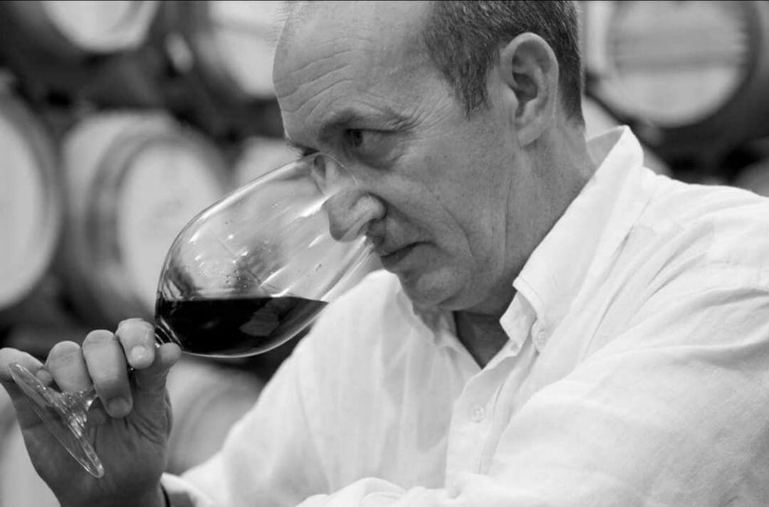 Vicente Taberner, catando uno de sus vinos