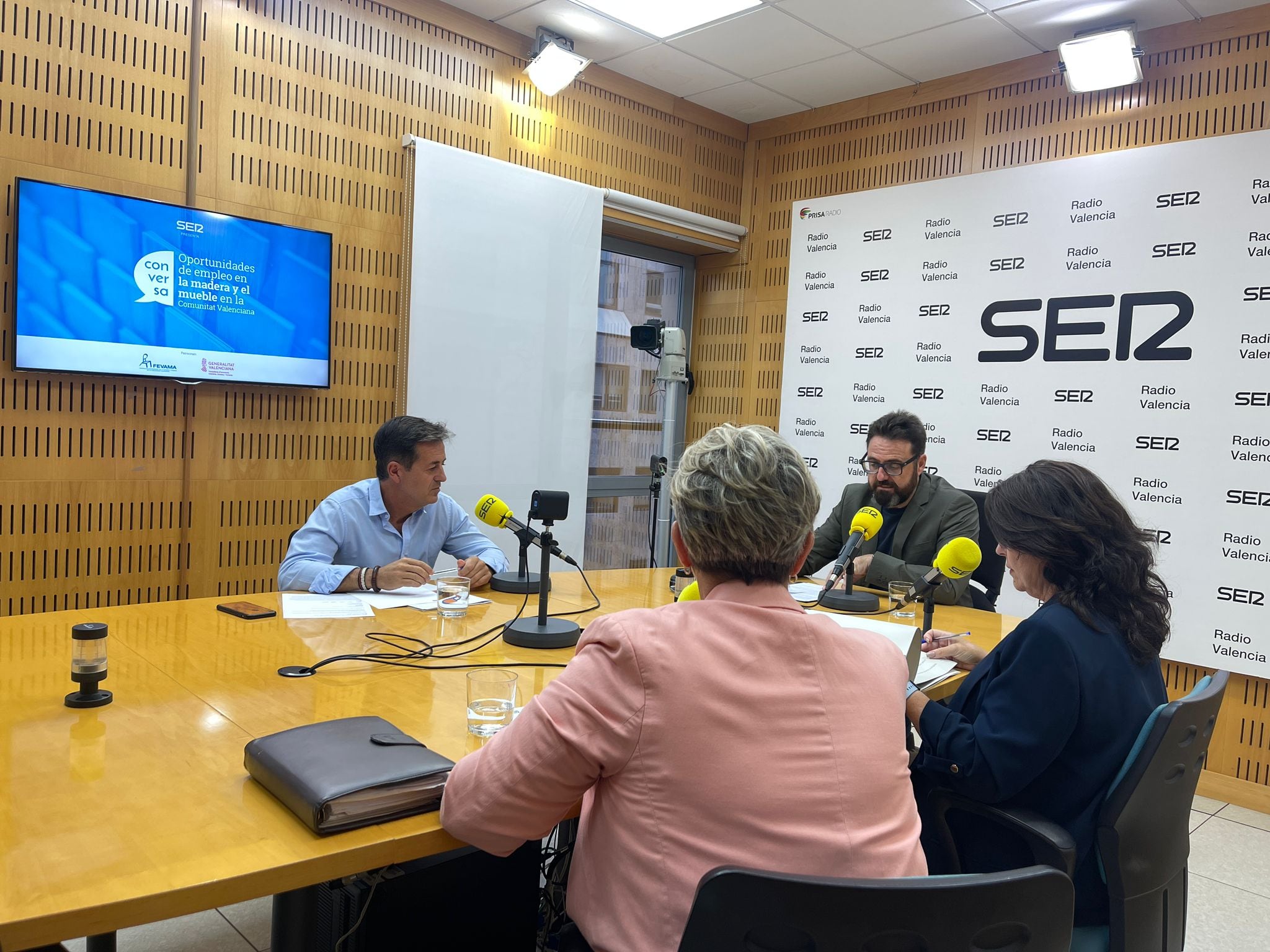 Conversa: Oportunidades en la madera y el mueble en la Comunitat Valenciana. En la charla han participado Alejandro Bermejo, presidente de la patronal FEVAMA, Margarita Gomis, CEO de la empresa Sido Madera, y Celia Ruiz, representante de Labora Generalitat Valenciana