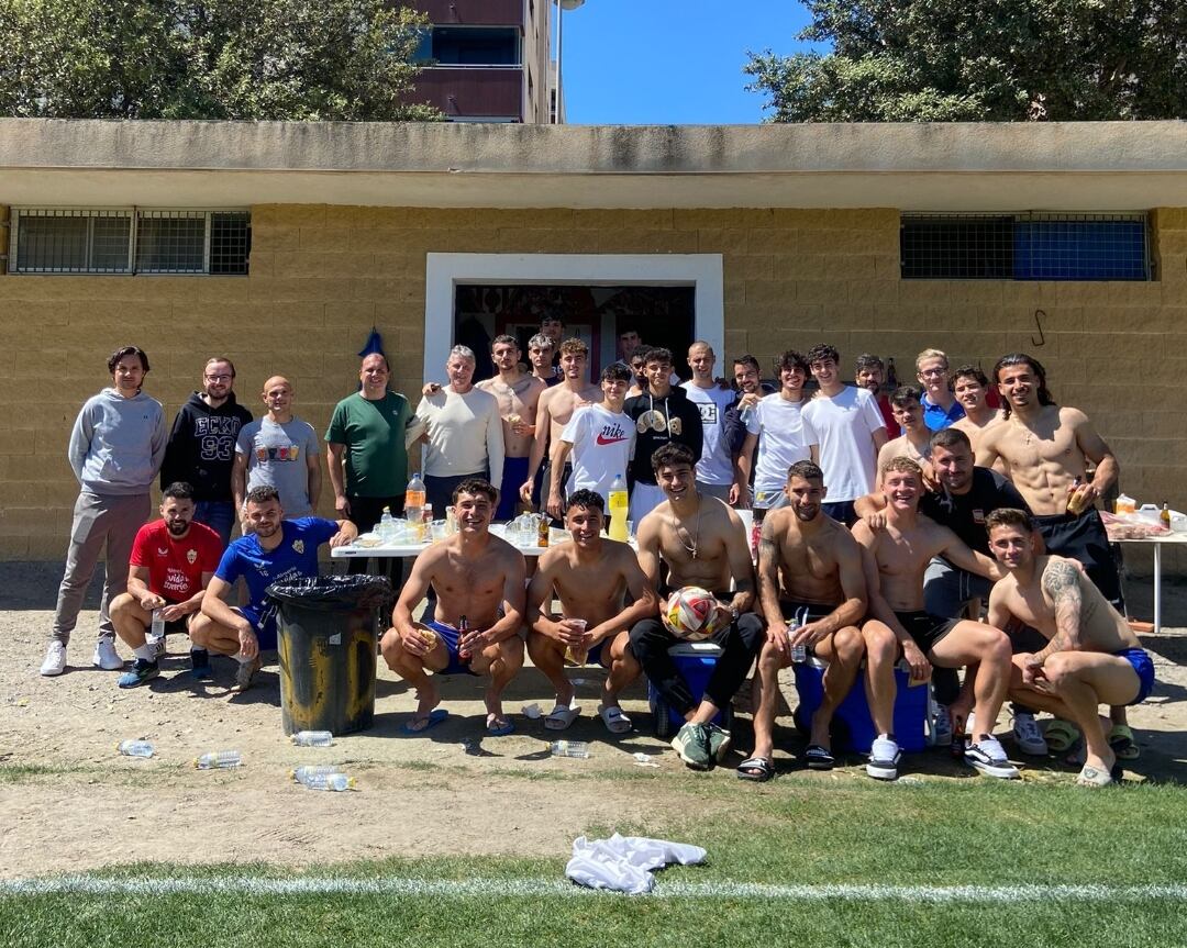 El Almería B es una gran familia. Alberto Lasarte prometió pagar una barbacoa en caso de lograr cuatro victorias consecutivas.
