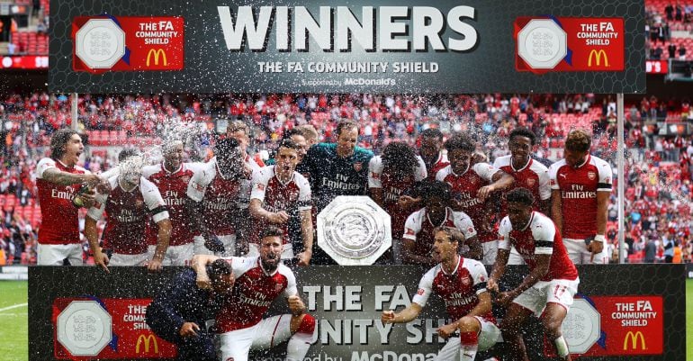 El Arsenal se hace la foto oficial con el título de Community Shield