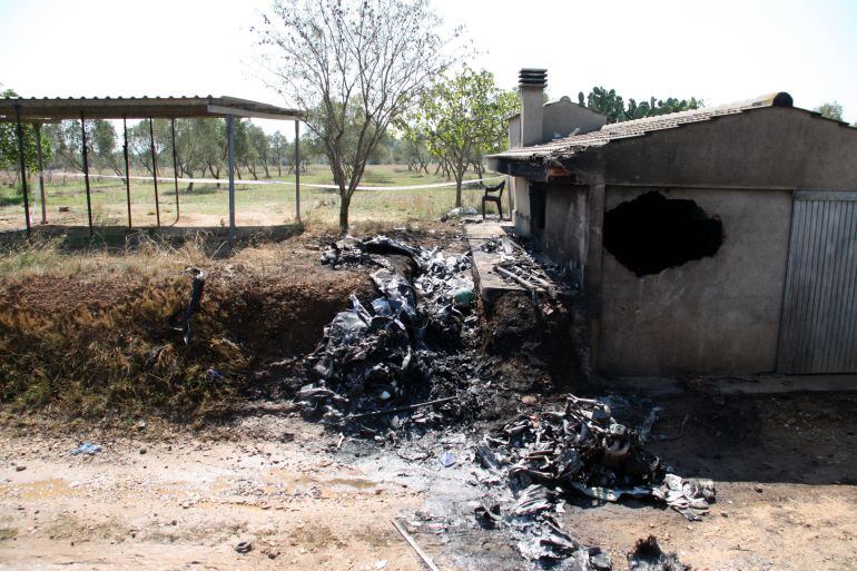 L'avioneta va quedar calcinada després d'impactar amb la caseta.