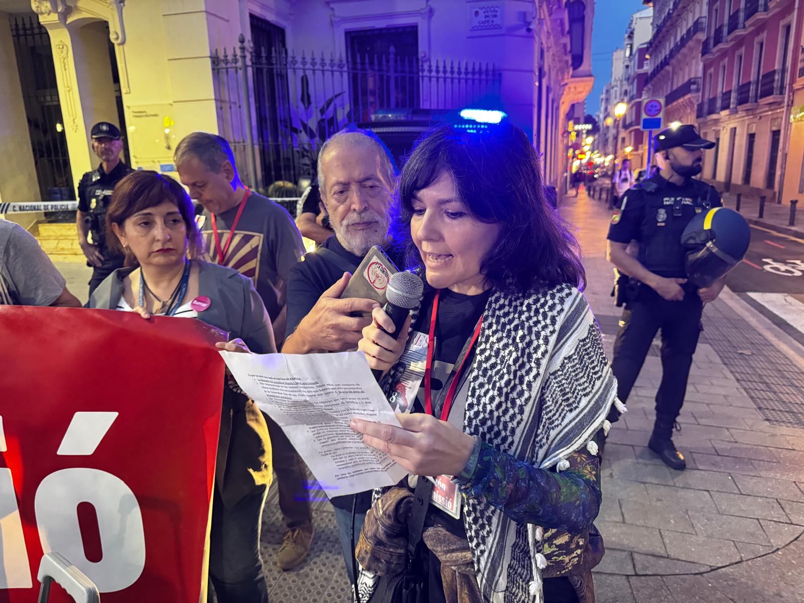 Rosana Martínez lee el manifiesto en la manifestación que ha pedido la dimisión de Carlos Mazón en Alicante. Foto: Daniel Rodríguez