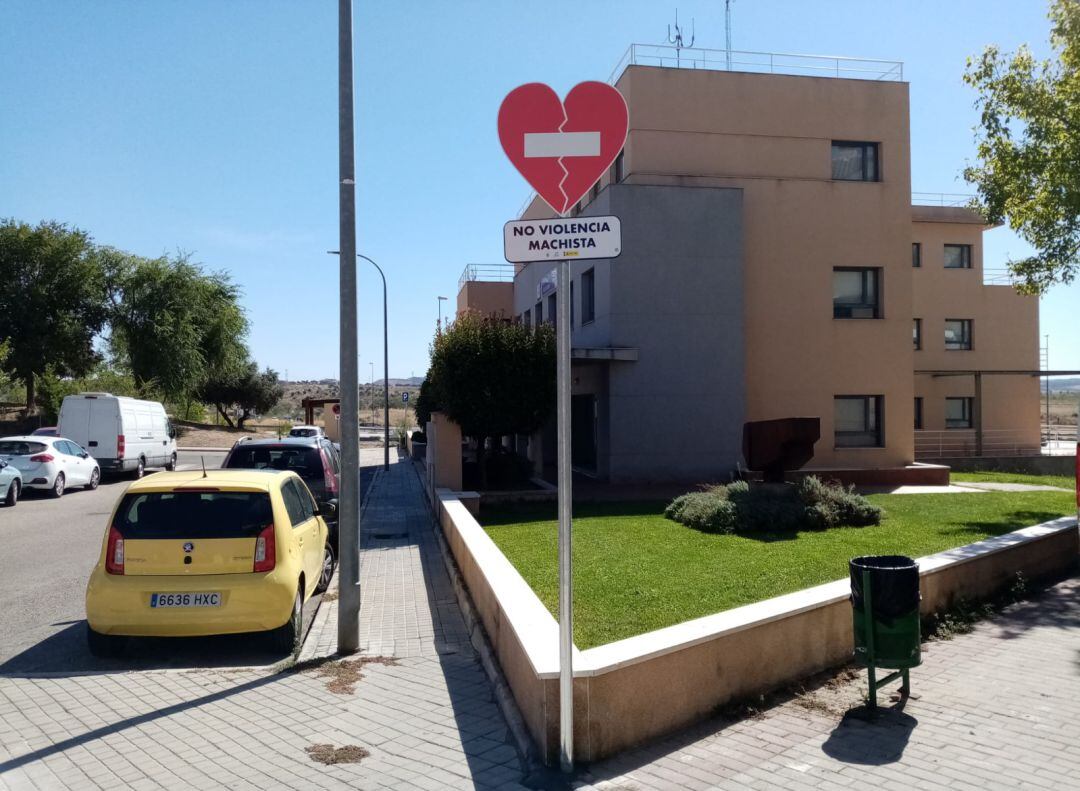 Señal de tráfico contra la violencia de género instalada en Velilla de San Antonio. 