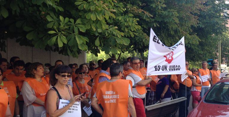 Trabajadores de la ONCE se manifiestan a las puertas de la Delegación