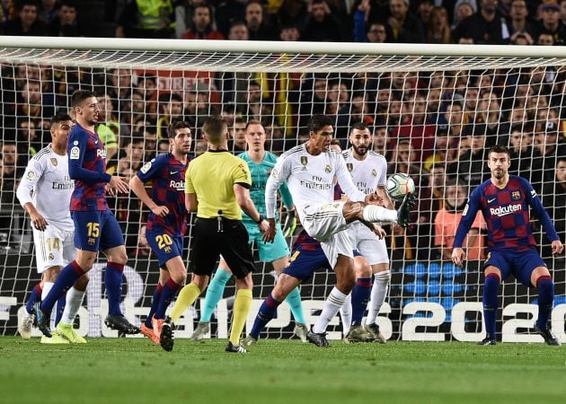 La polémica apareció en el Clásico durante la primera parte. Iturralde González vio dos penaltis claros a Varane. El primero se lo hizo Lenglet y el segundo, Rakitic.