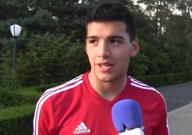 Gero Rulli atiende a la cámara de la Real Sociedad su llegada a Ermelo.