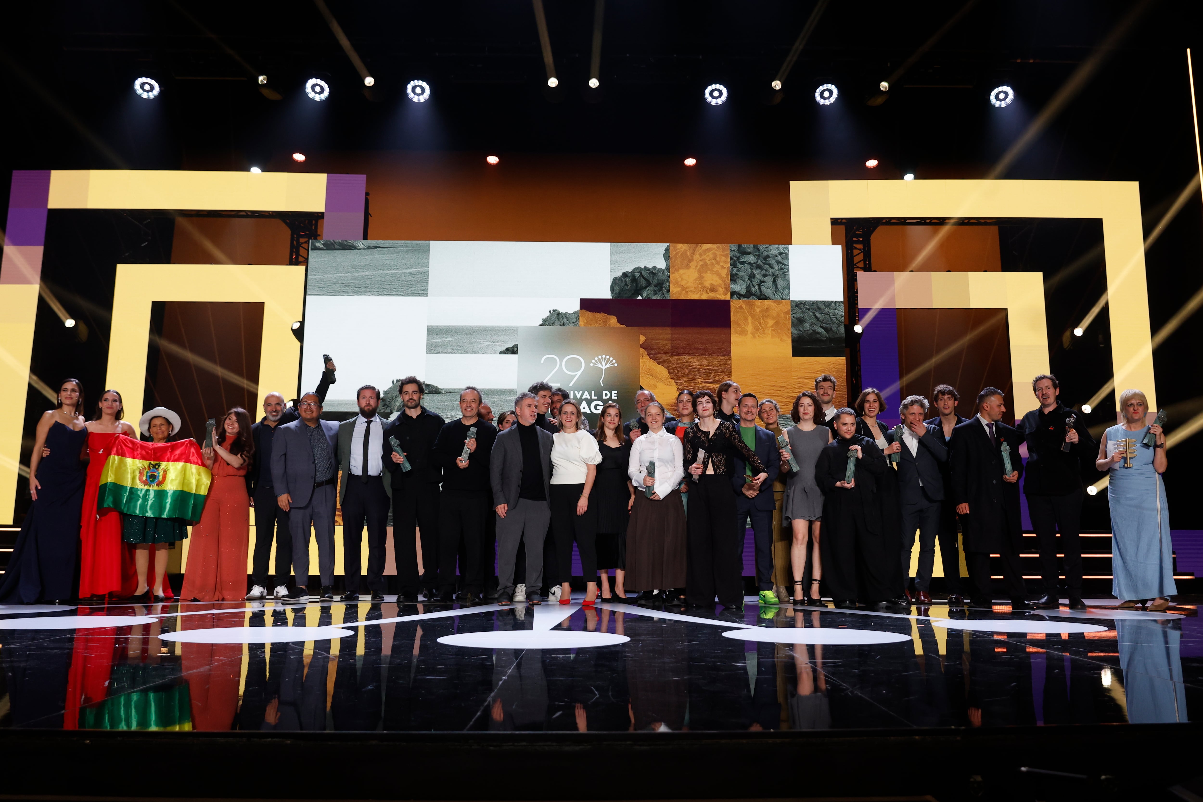 MÁLAGA, 14/03/2026.- Fotografía de familia de los premiados durante la gala de clausura del Festival de Cine de Málaga que se celebra este sábado en la capital andaluza. EFE/ Jorge Zapata