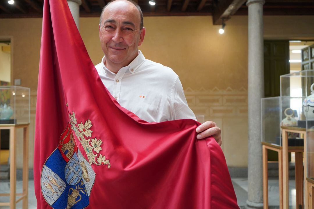 Miguel Ángel de Vicente sujetando la bandera de la Provincia de Segovia