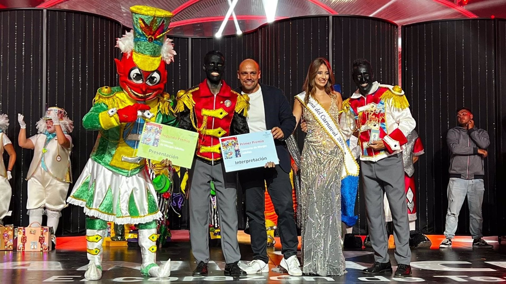 18/06/2022 Diablos Locos, primer premio de Interpretación del Concurso de Murgas del Carnaval de Santa Cruz de Tenerife.

Diablos Locos se ha hecho con el primer premio de Interpretación del Concurso de Murgas del Carnaval de Santa Cruz de Tenerife, recayendo el segundo puesto en Zeta Zetas, seguidos de Bambones que obtuvieron el tercer premio, y un accésit para Mamelucos.

SOCIEDAD
CEDIDO POR AYUNTAMIENTO DE SANTA CRUZ
