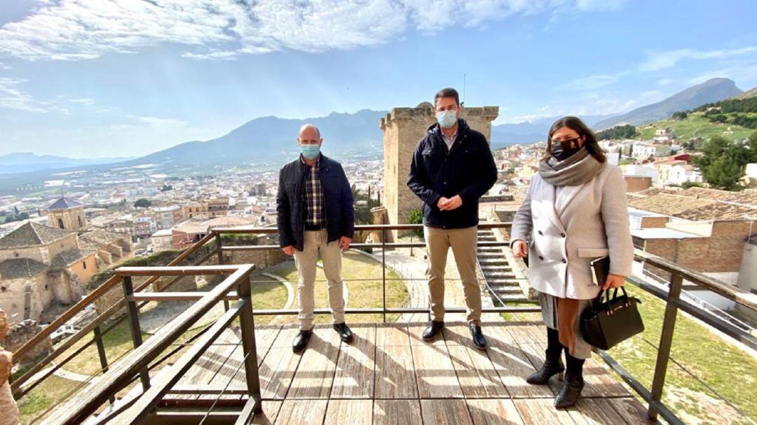 El diputado de Promoción y Turismo, Francisco Javier Lozano, en el centro, acompañado de la alcaldesa de Jódar, Mª Teresa García, y el diputado de Servicios Municipales, José Luis HIdalgo, durante la visita alCastillo de Jódar 