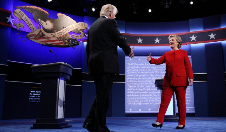 Hillary Clinton y Donald Trump se saludan en el debate presidencial de Estados Unidos