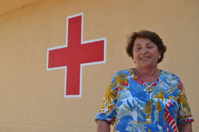 La nueva presidenta de Cruz Roja Cuéllar, María Dolores Jiménez ante la sede de la organización en la villa.