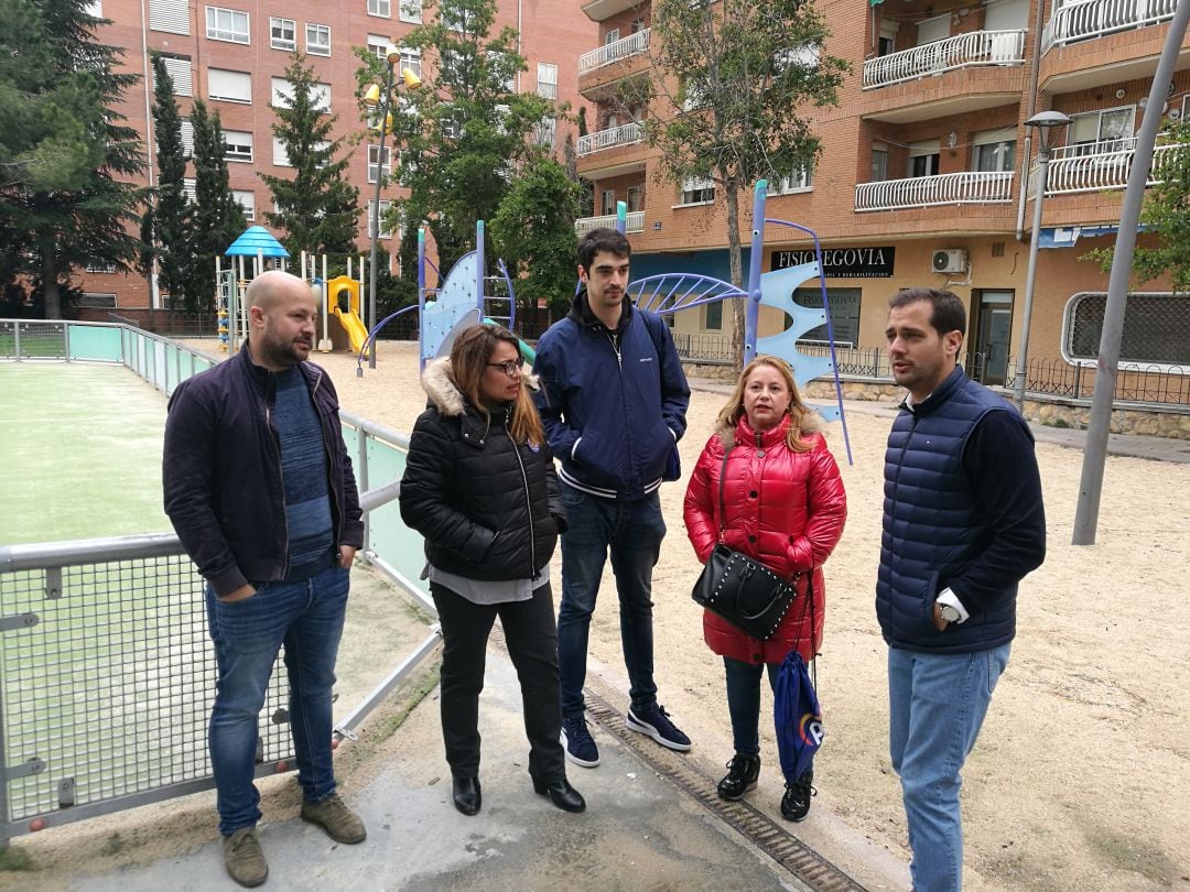 Pablo Pérez junto a varios miembros de su candidatura visitando el parque infantil en la plaza de los Deportes en el barrio de La Albuera