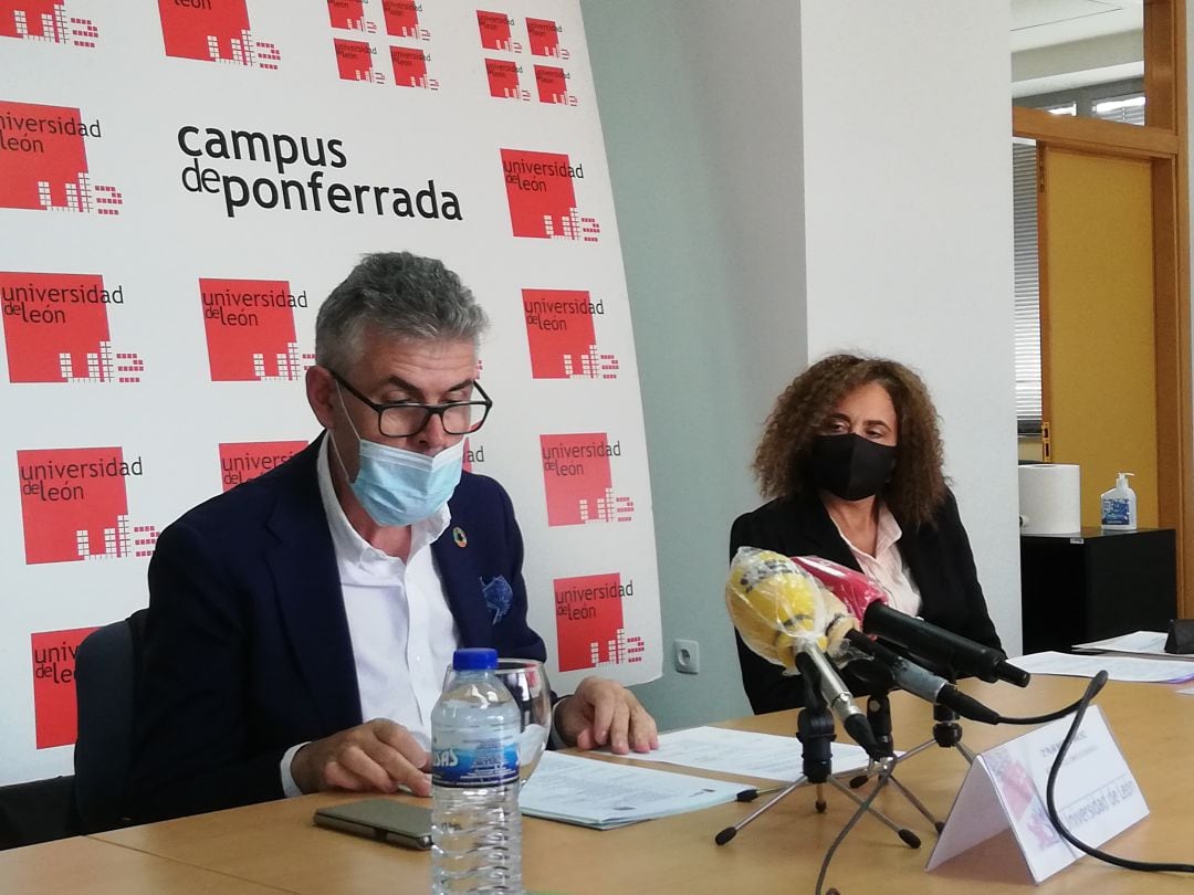 Responsable de la UNED en Ponferrada, Jorge Vega y vicerrectora del campus de Ponferrada, Pilar Marqués