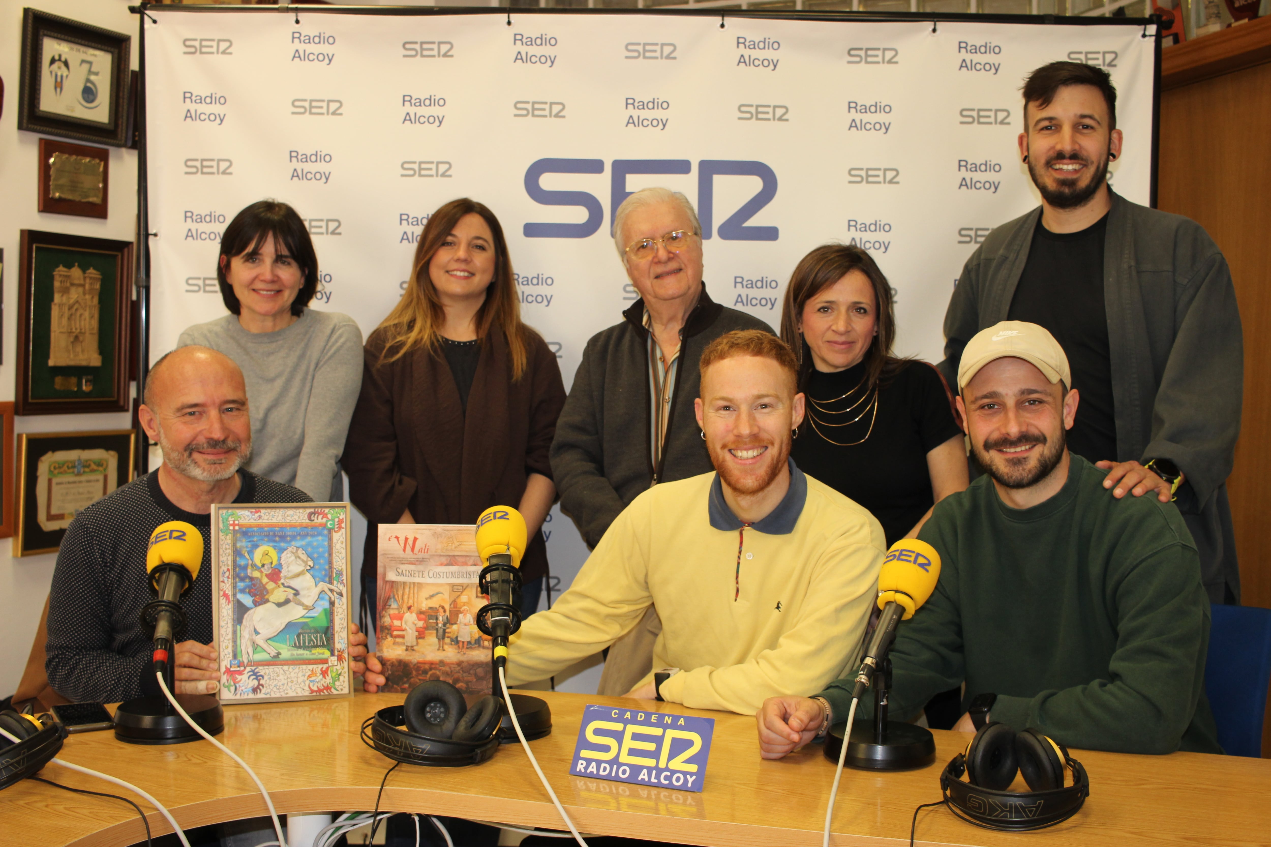 Paco Aznar junto a responsables de la Revista y del cartel de Fiestas