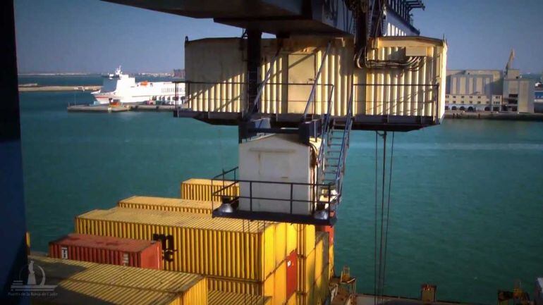 Carga de contenedores en el muelle de Cádiz