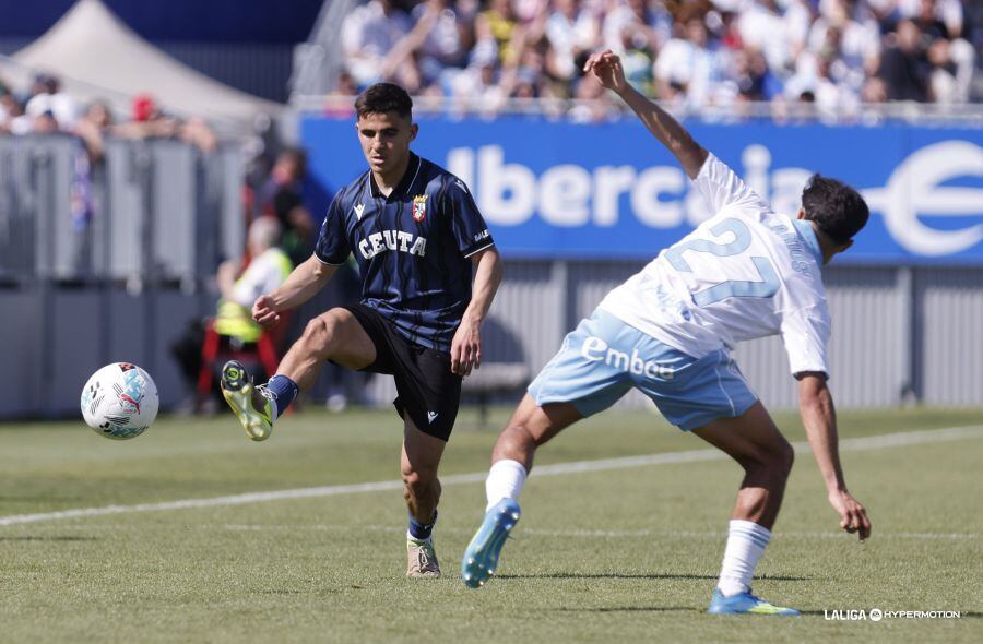Larios defiende un ataque del Ceuta