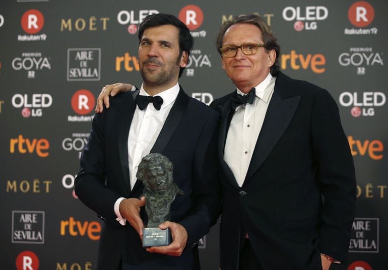 Enrique Costa posa con su socio en Avalon con el Goya a la mejor pelicula europea para The Square