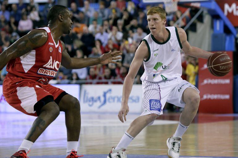 Alberto Díaz bota el balón ante el jugador del Manresa Foster