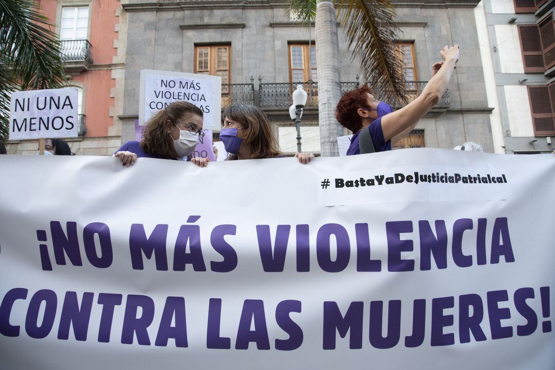 Varias personas participan en una concentración feminista en la Plaza de la Candelaria en repulsa por &quot;todos los feminicidios&quot;, a 11 de junio de 2021, en Santa Cruz de Tenerife, Tenerife, Islas Canarias (España). Esta es una de las protestas feministas qu