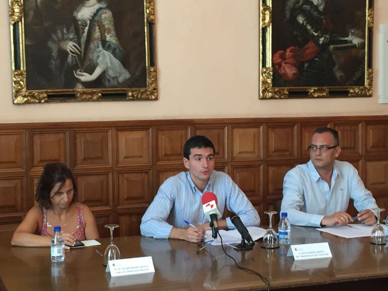 La concejal de Servicios Sociales, Paloma Rivero; el Primer Teniente de Alcalde y Portavoz, David Vázquez; y el concejal de Servicios Sociales, Luis Ángel Pérez, dan cuenta de los acuerdos alcanzados en la Junta de Gobierno Local.