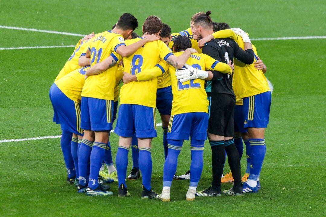 Los jugadores del Cádiz hacen piña antes del comienzo de un partido.