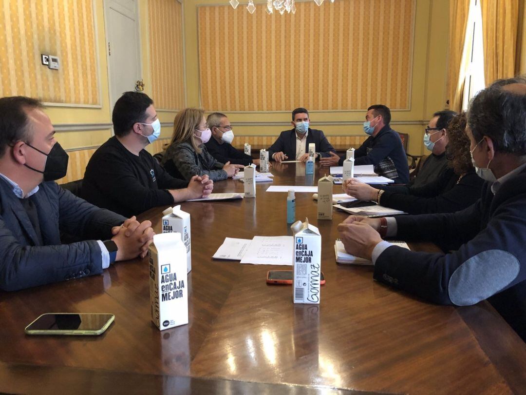 El consejero Antonio Luengo (al fondo), durante su reunión con los representantes de las cofradías de pescadores de la Región