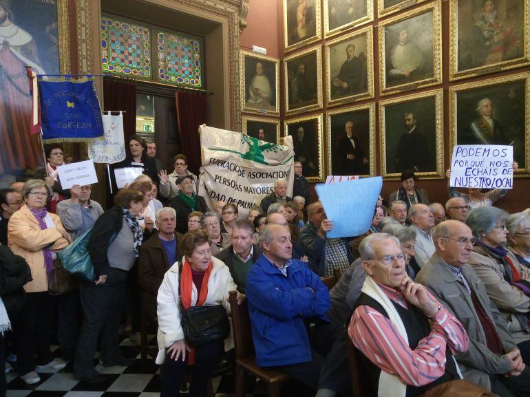 El pleno de Cort ha tenido que ser interrumplido en varias ocasiones debido a los abucheos de las personas de las asociaciones de mayores.