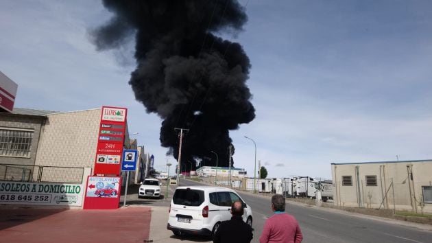 Vista de la columna de humo desde el interior del Polígono de Valverde