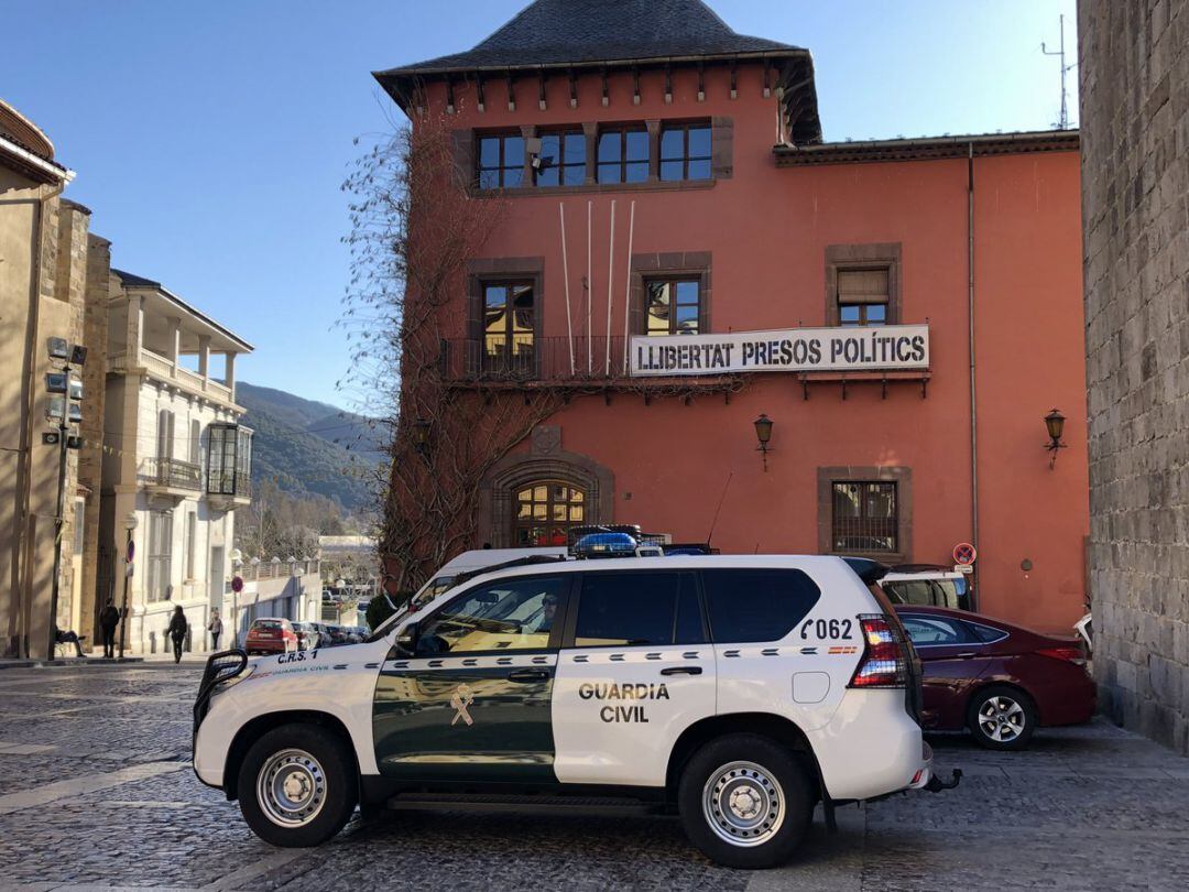 Tres vehicles de la guàrdia civil davant l'ajuntament de la Seu on, per ordre del jutjat d'instrucció número 2 de la ciutat, agents del cos armat escorcollen les seves dependències en una operació que està sota secret de sumari.
