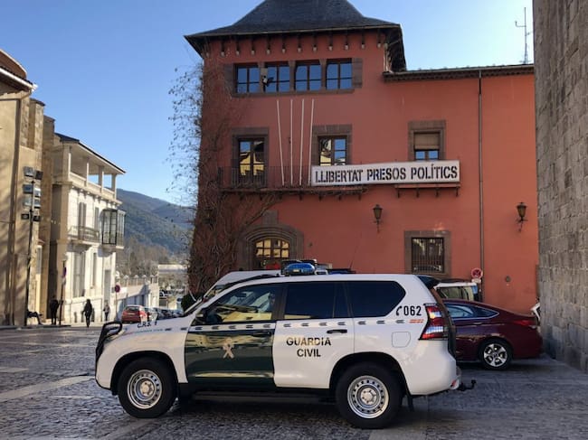 Tres vehicles de la guàrdia civil davant l'ajuntament de la Seu on, per ordre del jutjat d'instrucció número 2 de la ciutat, agents del cos armat escorcollen les seves dependències en una operació que està sota secret de sumari.