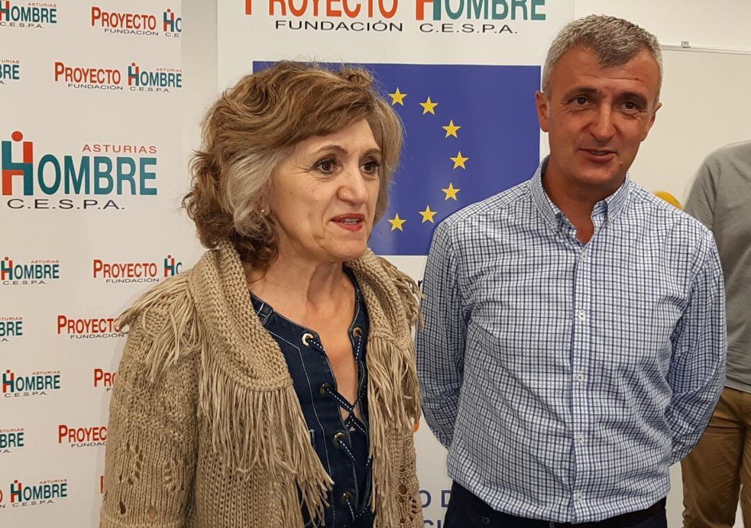 María Luisa Carcedo, junto al presidente de Proyecto Hombre, Julio Jonte 