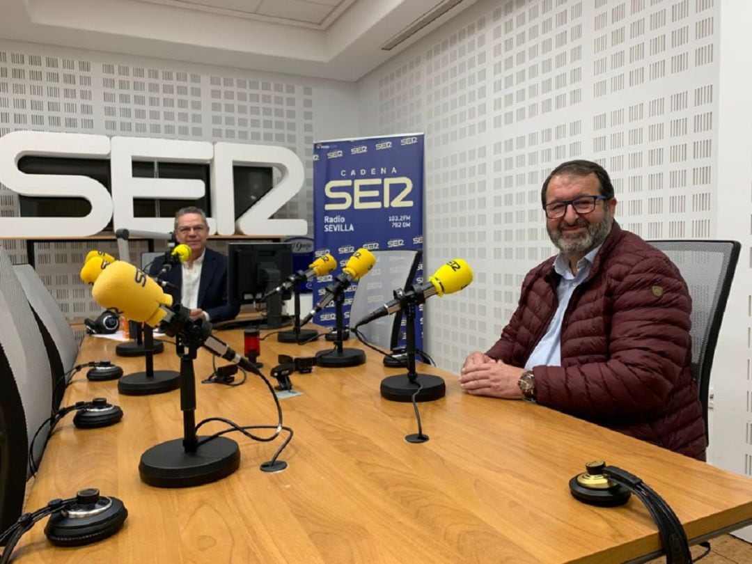 El alcalde de Carmona y candidato a presidir el PP de Sevilla, Juan Ávila, en los estudios de Radio Sevilla junto a Salomón Hachuel.