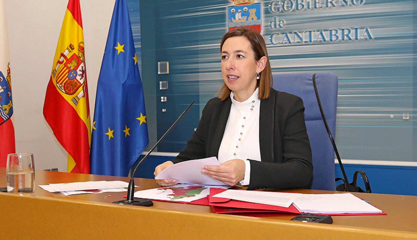 La consejera de Economía y Hacienda, María Sánchez informando en rueda de prensa.