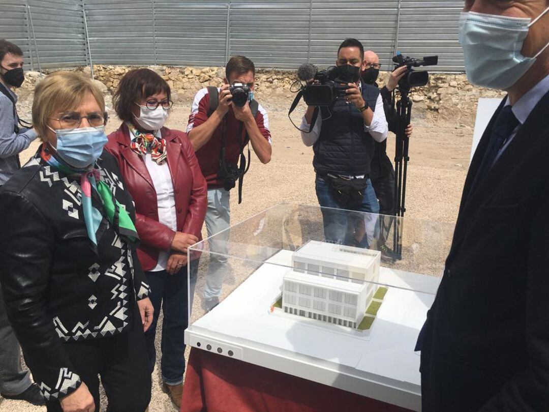 Consellera junto alcalde de Elda y gerente Hospital Elda en el solar junto a la maqueta del nuevo consultorio en Virgen de la Cabeza