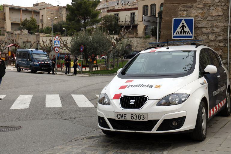 Patrulles dels Mossos d&#039;Esquadra davant dels jutjats de Cervera.