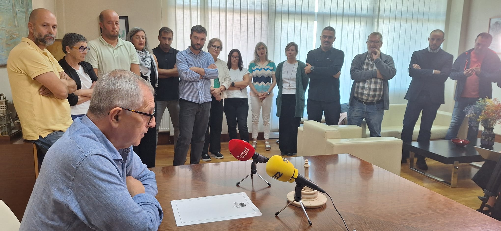 Evencio Ferrero comparecía acompañado polos compañeiros da corporación municipal.